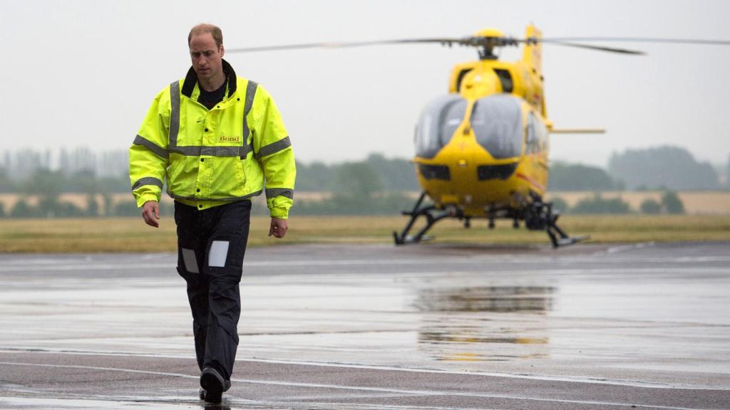 El príncipe Guillermo trabajó como piloto de helicópteros de emergencia.