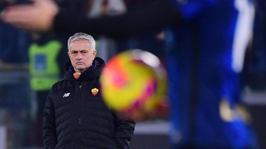 Mourinho, serio en la banda durante un Roma - Inter