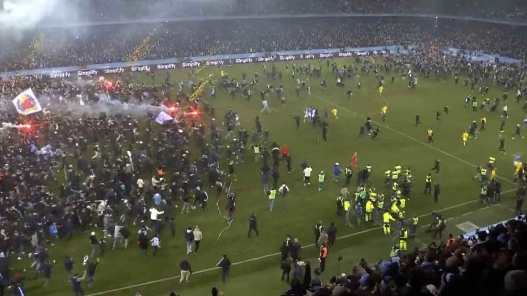 Los ultras del Malmö asaltan el estadio para celebrar el título de liga en Suecia
