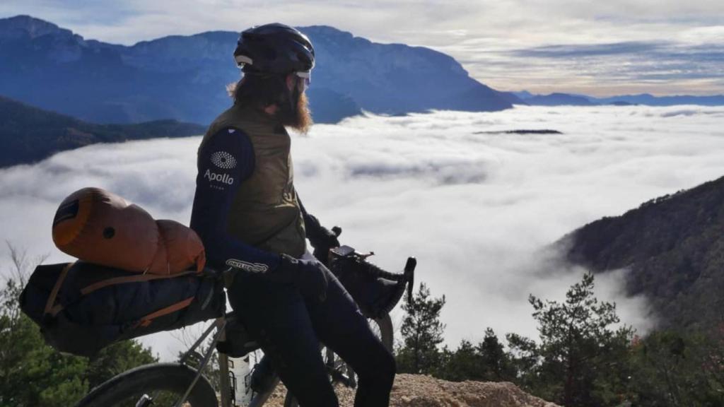 Jonas Deichmann corona un alto con su bicicleta