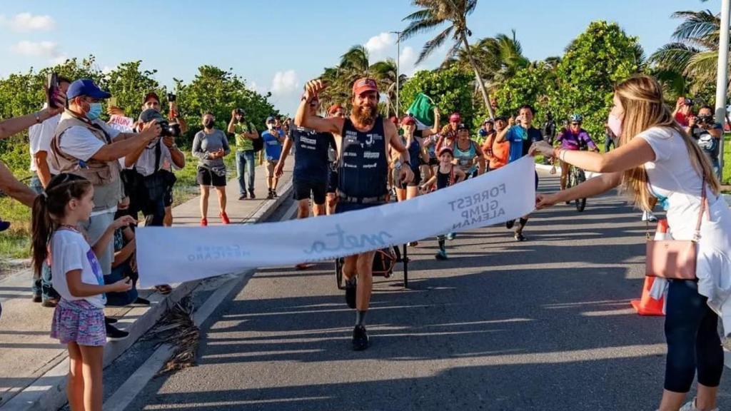 Jonas Deichmann completa uno de sus segmentos a pie