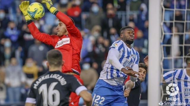 El portero del Amorebieta captura un balón ante Sekou.