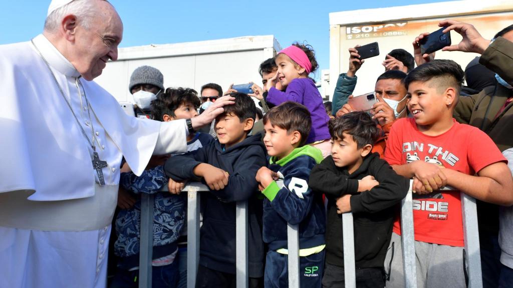 El papa a su llegada a Lesbos.