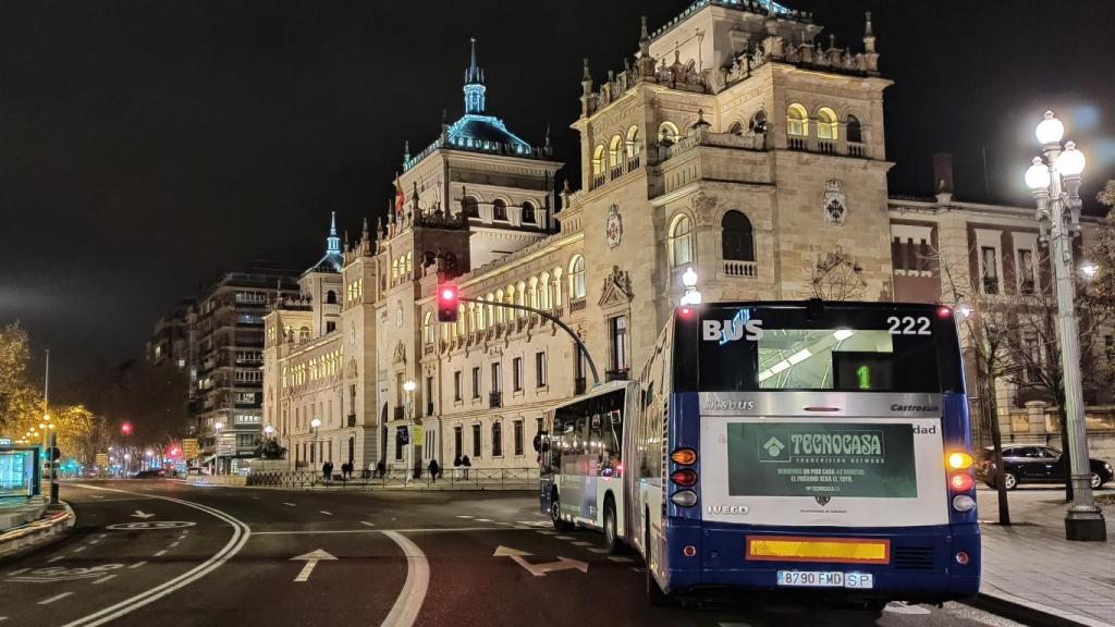 Imagen de un autobús nocturno en Valladolid