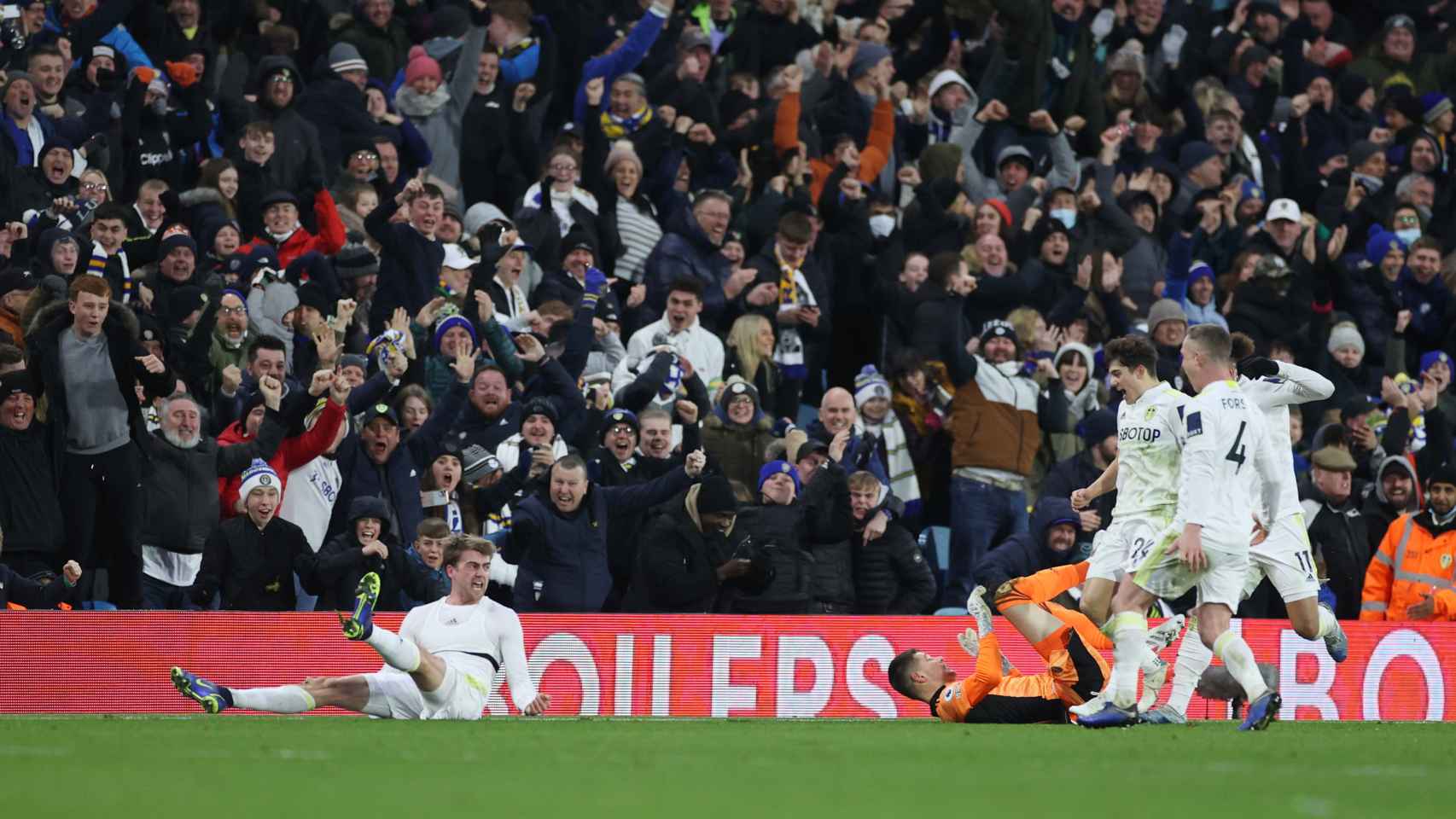Los jugadores y la afición del Leeds United celebran un gol en la Premier League