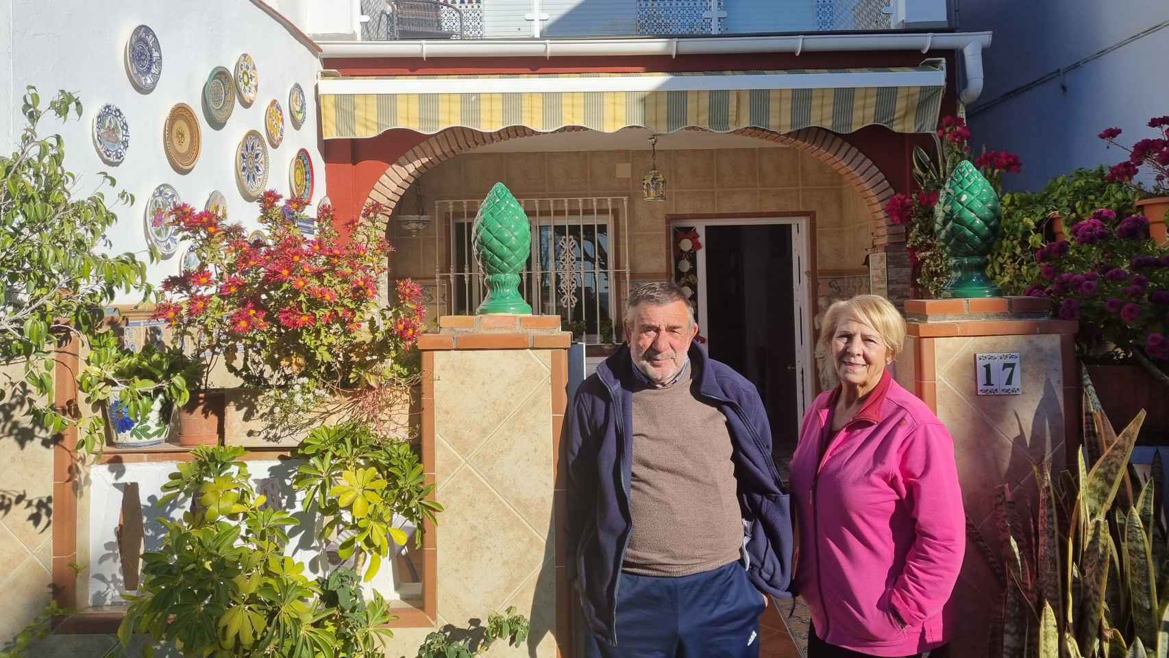 Pepe y Paquita -más conocida como Muñeca-, en la puerta de su casa