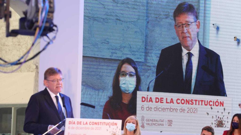 Ximo Puig, con Mónica Oltra al fondo, en Casa Mediterráneo de Alicante.