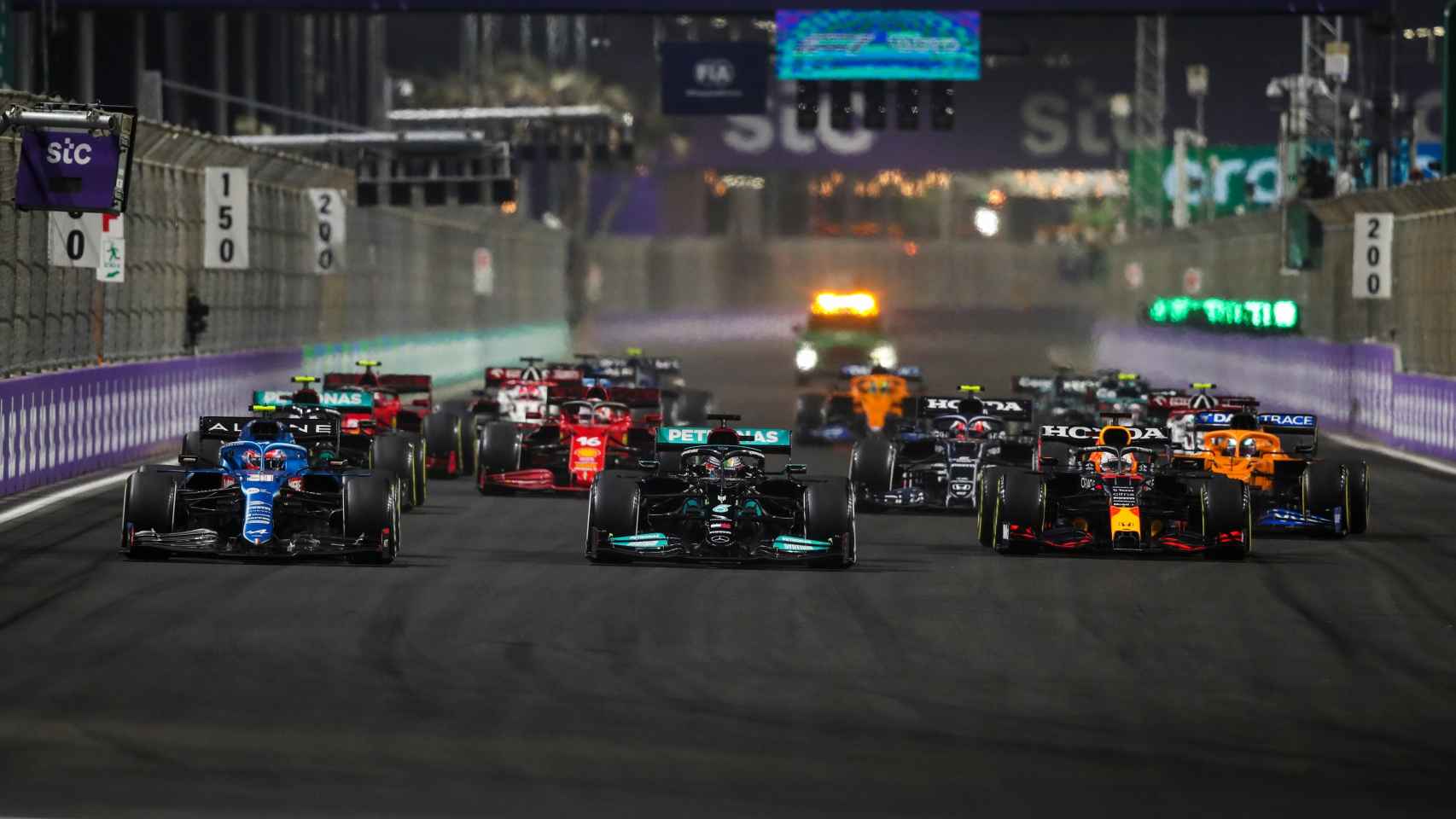 Esteban Ocon, Lewis Hamilton y Max Verstappen alineados en Arabia Saudí
