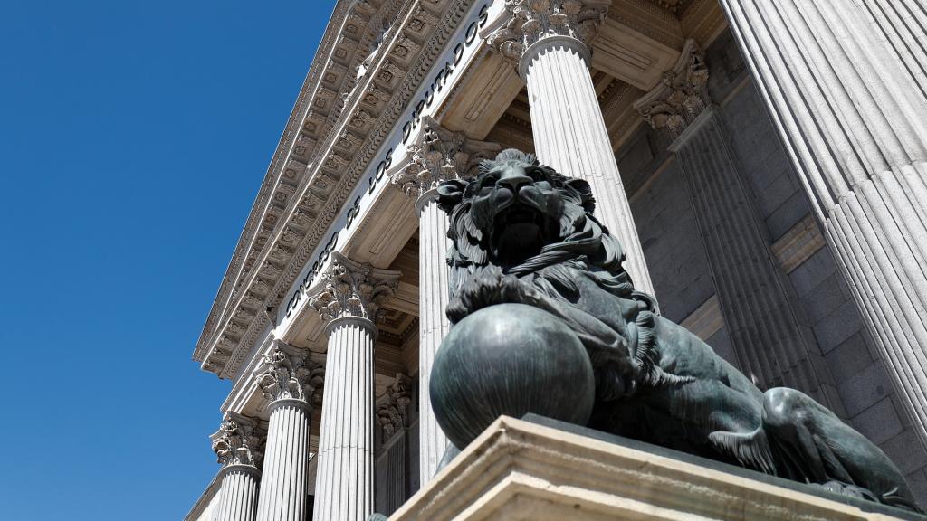 Uno de los leones que presiden la fachada del Congreso de los Diputados.