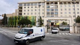 Una ambulancia sale del Hospital Regional de Málaga.