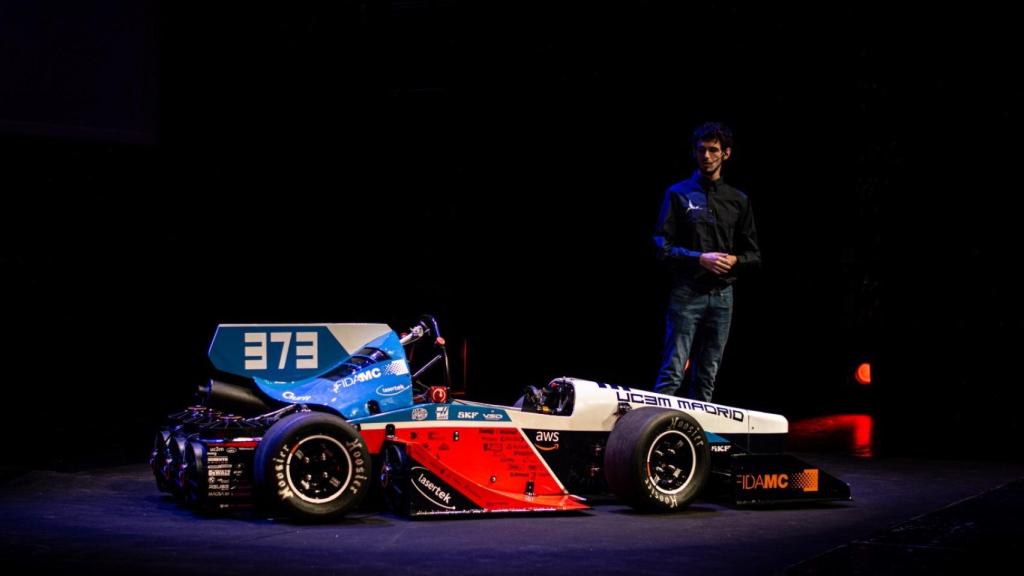 David Izquierdo presentando su bólido de la Formula Student.