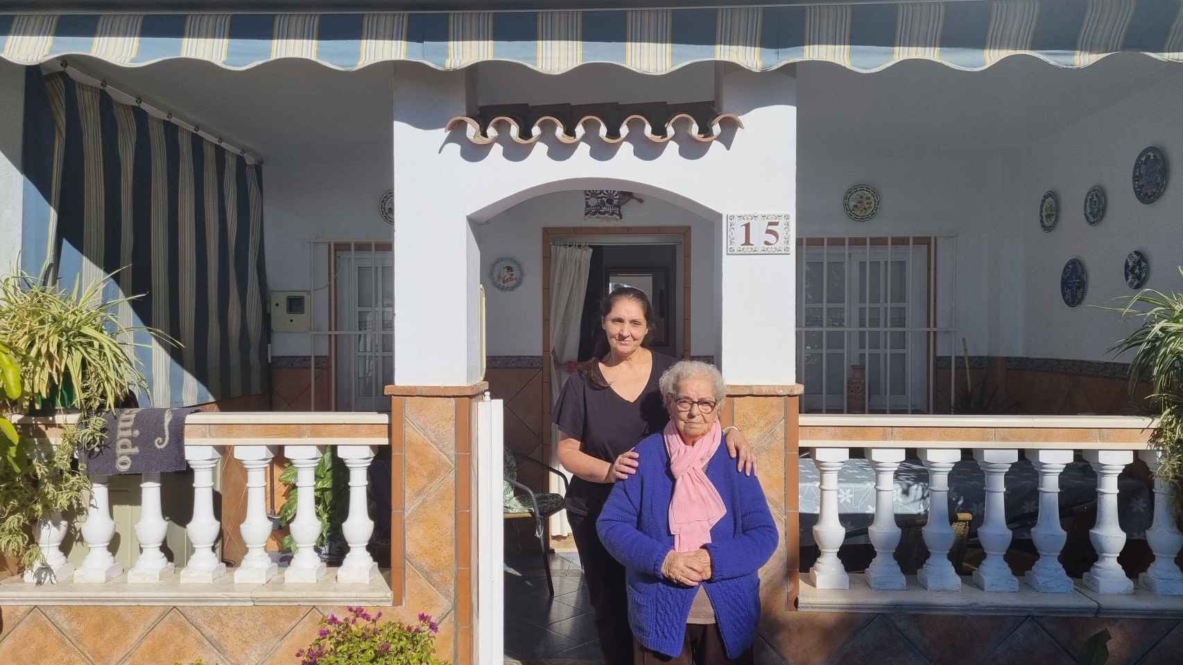 Pilar y su madre, frente a su casa