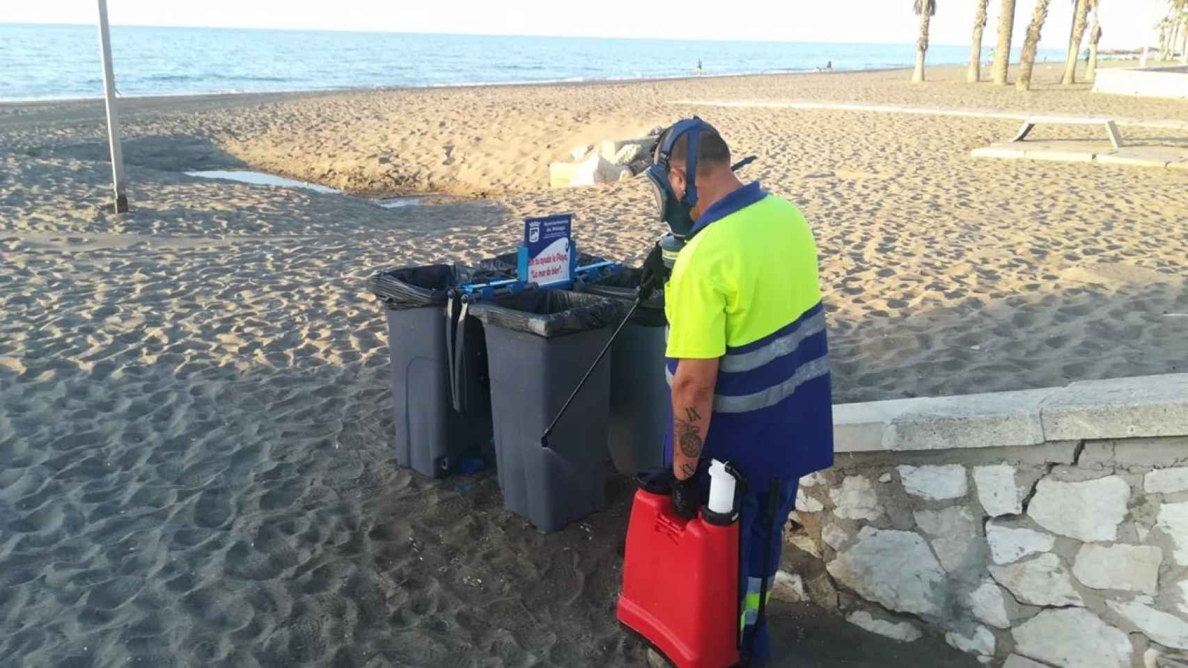 Un operario de Limasam, en una playa de Málaga.