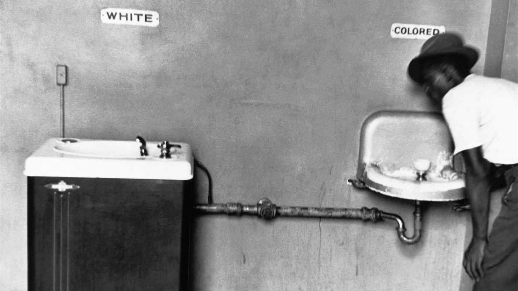 Lavabos segregados para blancos y negros, fotografía de Elliot Erwitt (1950)