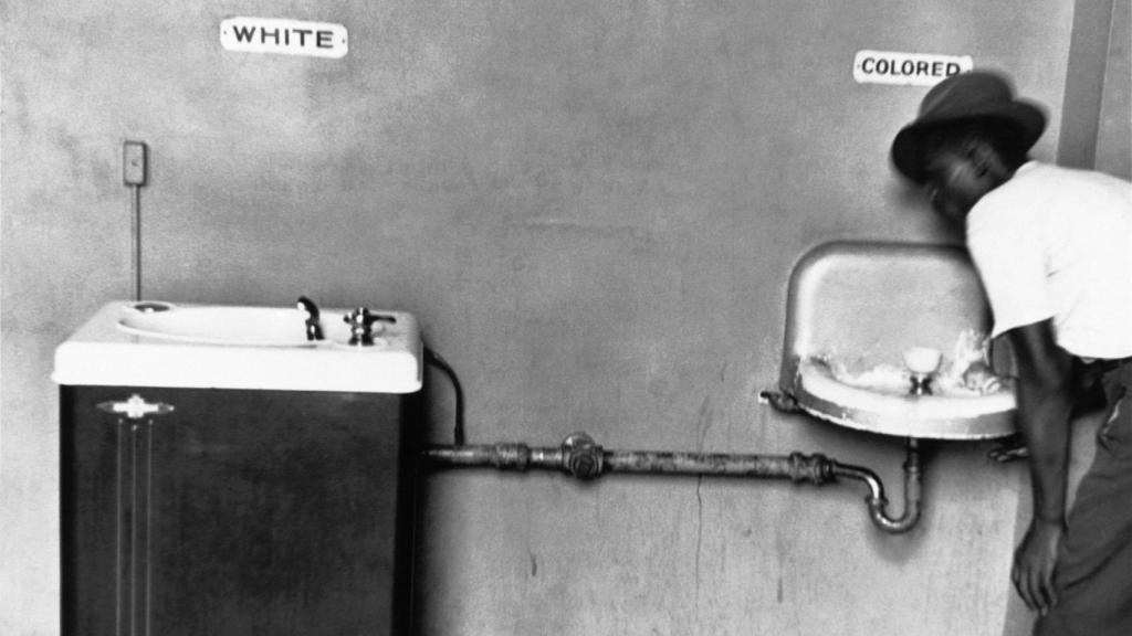 Lavabos segregados para blancos y negros, fotografía de Elliot Erwitt (1950)