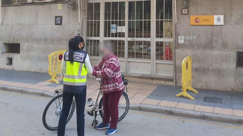 La mujer de 77 años, en el momento en el que se le hizo entrega de su bicicleta.