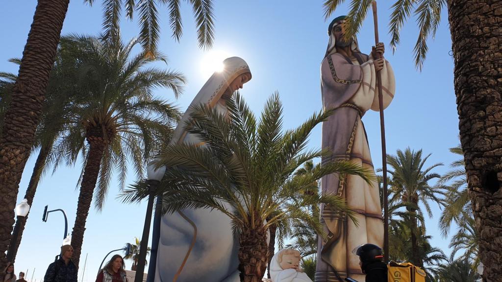 Alicante pasa del noviembre más frío a un diciembre donde destaca un belén entre palmeras y cielos despejados.