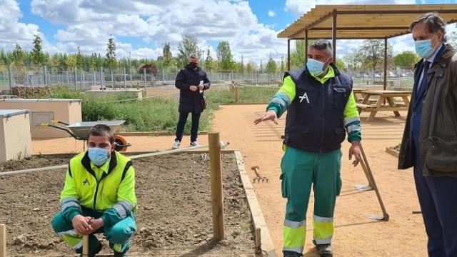 El alcalde Carlos García Carbayo visita el parque de los huertos urbanos del Tormes