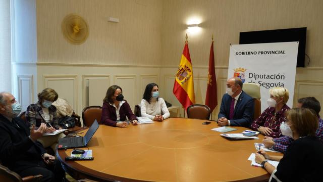 Un momento de la reunión entre los representantes de la Diputación y el Colegio de Farmacéuticos