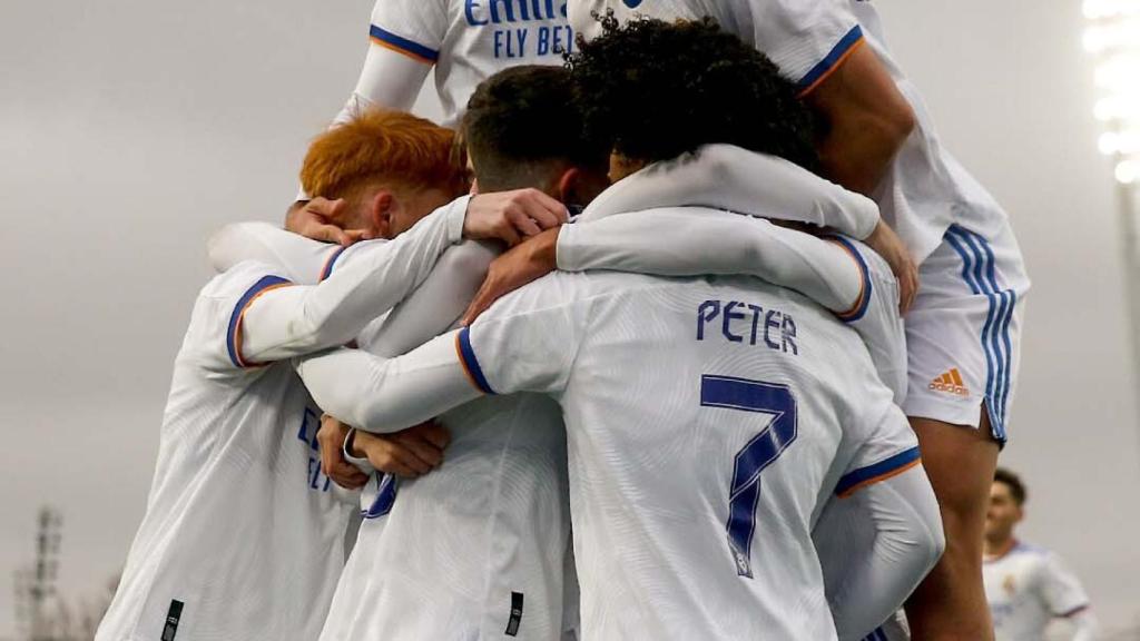 Piña de los jugadores del Juvenil A del Real Madrid en la UEFA Youth League 2021/2022