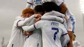 Piña de los jugadores del Juvenil A del Real Madrid en la UEFA Youth League 2021/2022