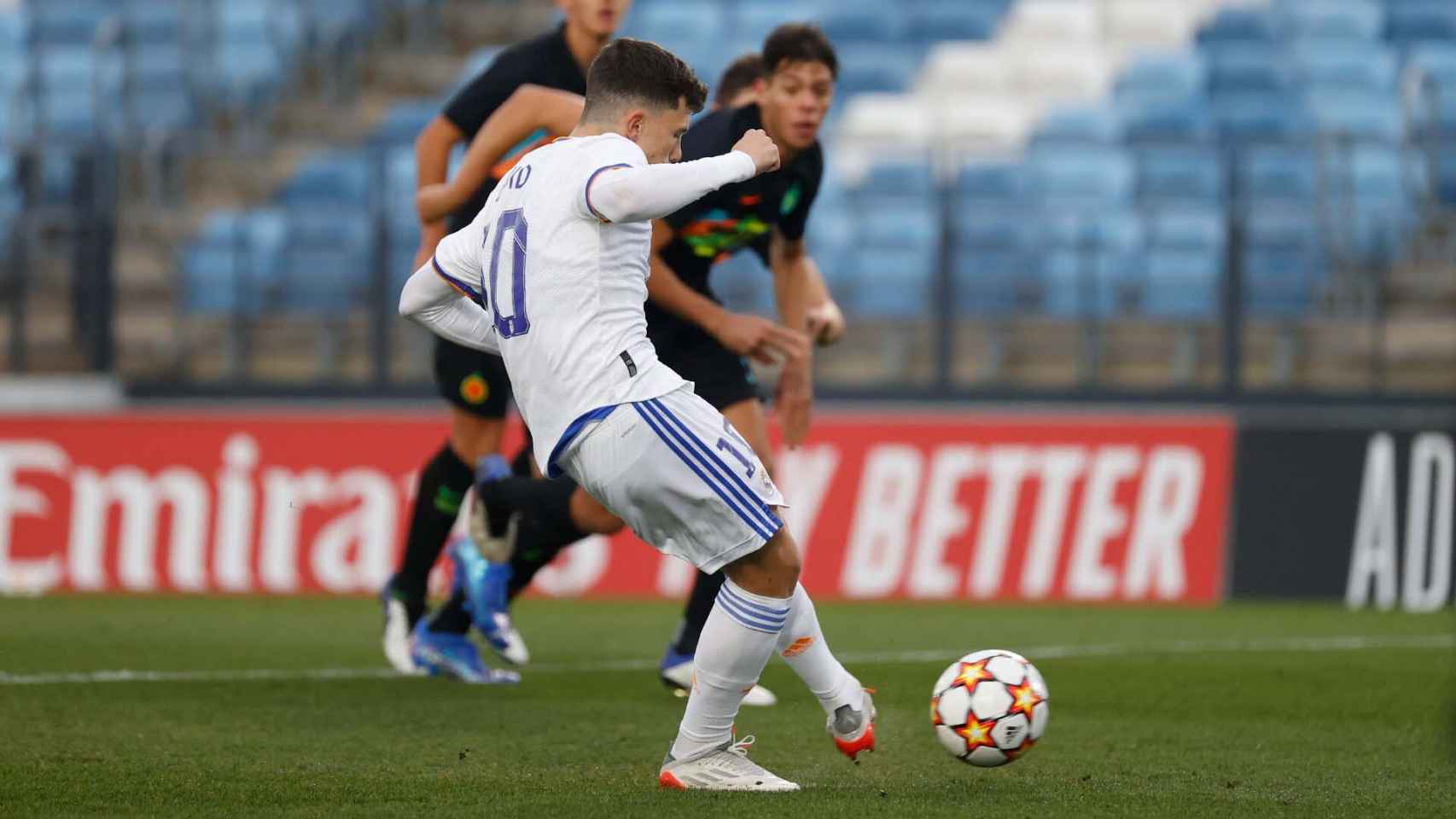 David González lanza un penalti en la UEFA Youth League 2021/2022