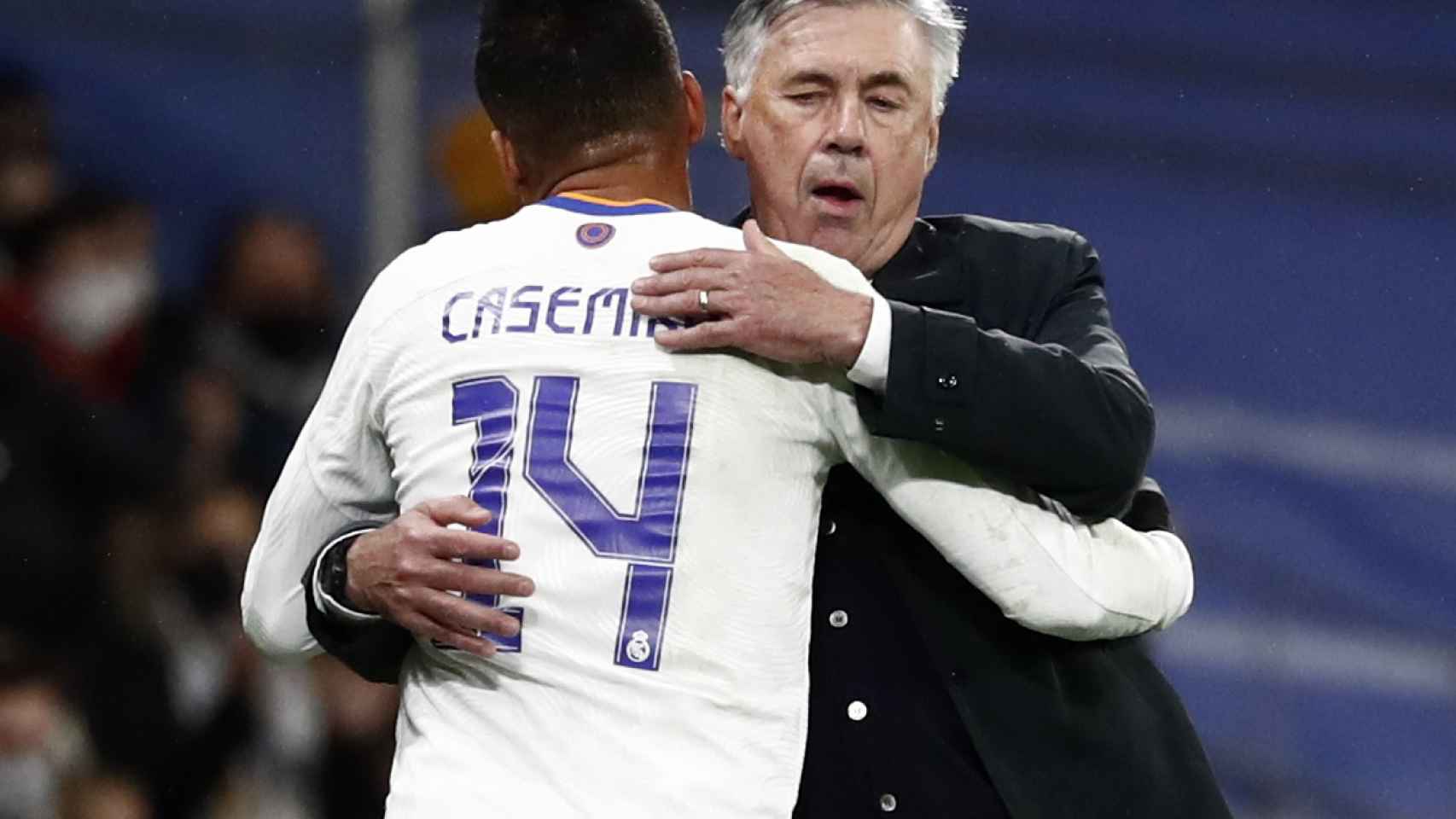 Casemiro saluda a Carlo Ancelotti tras ser sustituido