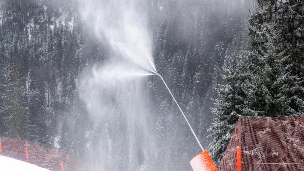 Los cañones con aire presurizado expulsan partículas heladas de agua que, a baja temperatura, simulan la nieve natural.