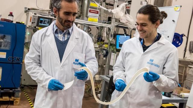 Juan José Vilatela, a la izquierda, en el IMDEA Materiales.