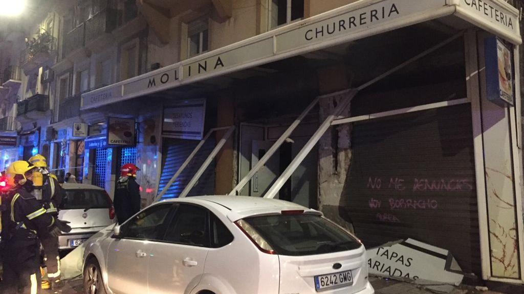 Una imagen de la cafetería destrozada en calle Mármoles.