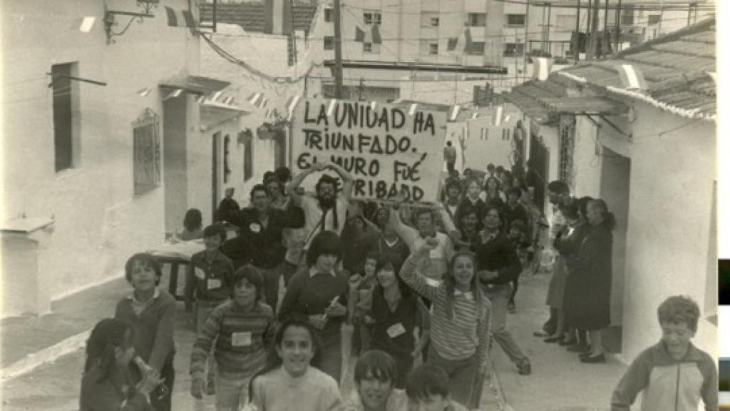 Manifestación celebratoria de la caída del muro de la vergüenza en El Palo, Málaga
