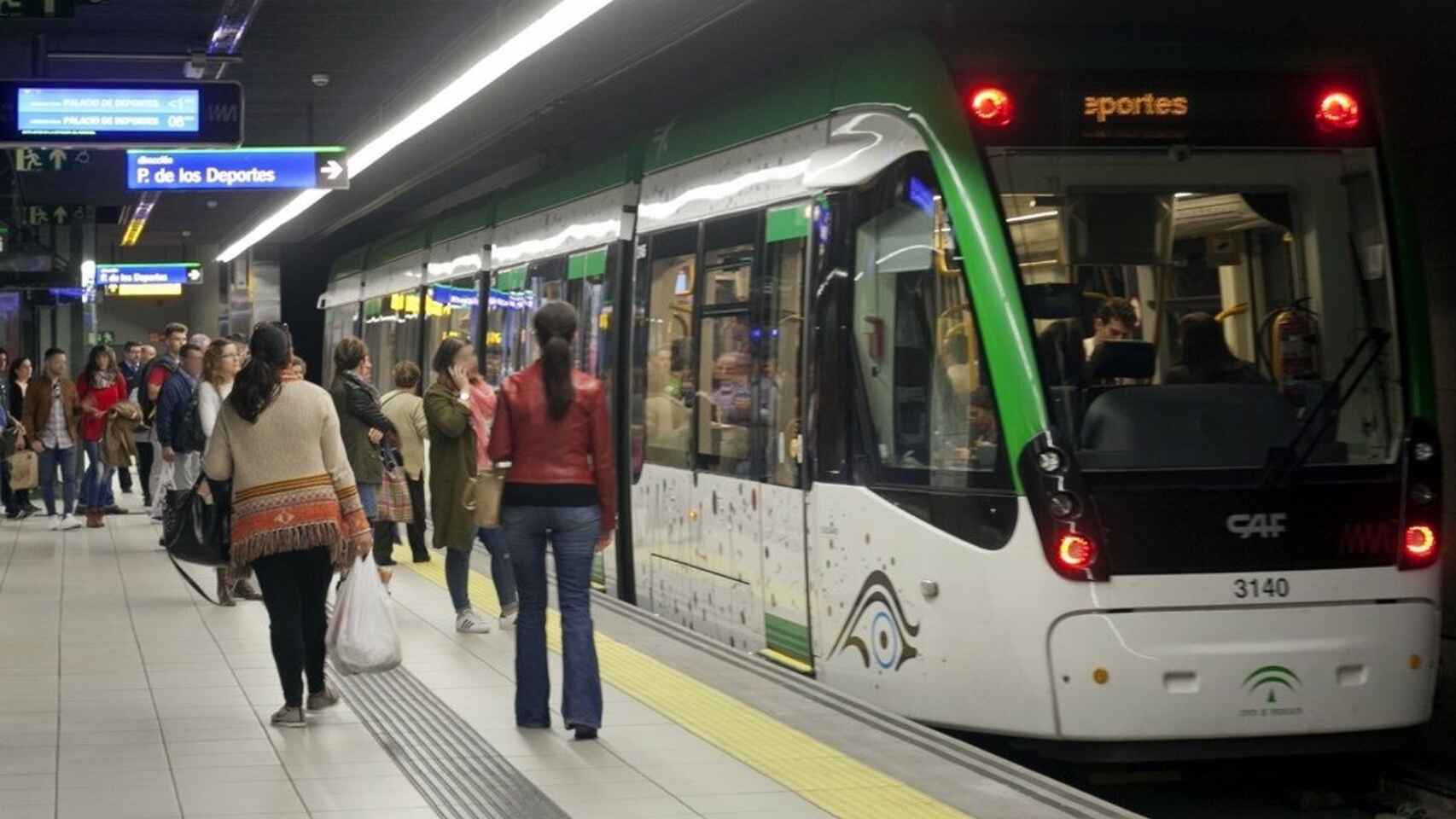 Un grupo de viajeros del Metro de Málaga.