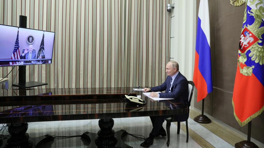 Putin saluda a Biden desde su despacho presidencial.