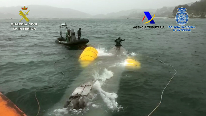 Tareas de reflote del narcocubmarino. Foto: Guardia Civil