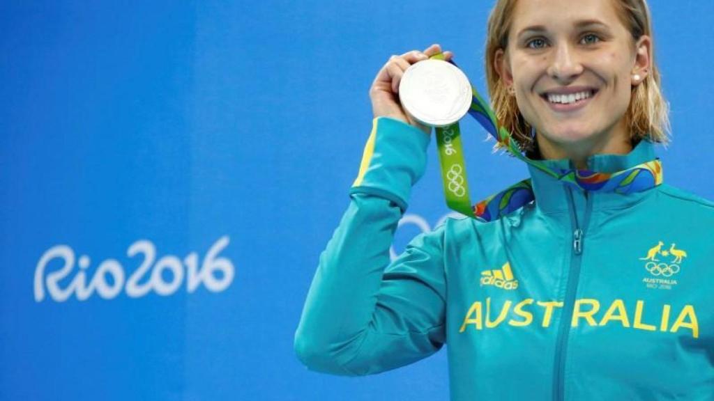 Madeline Groves posando con su medalla en Rio 2016