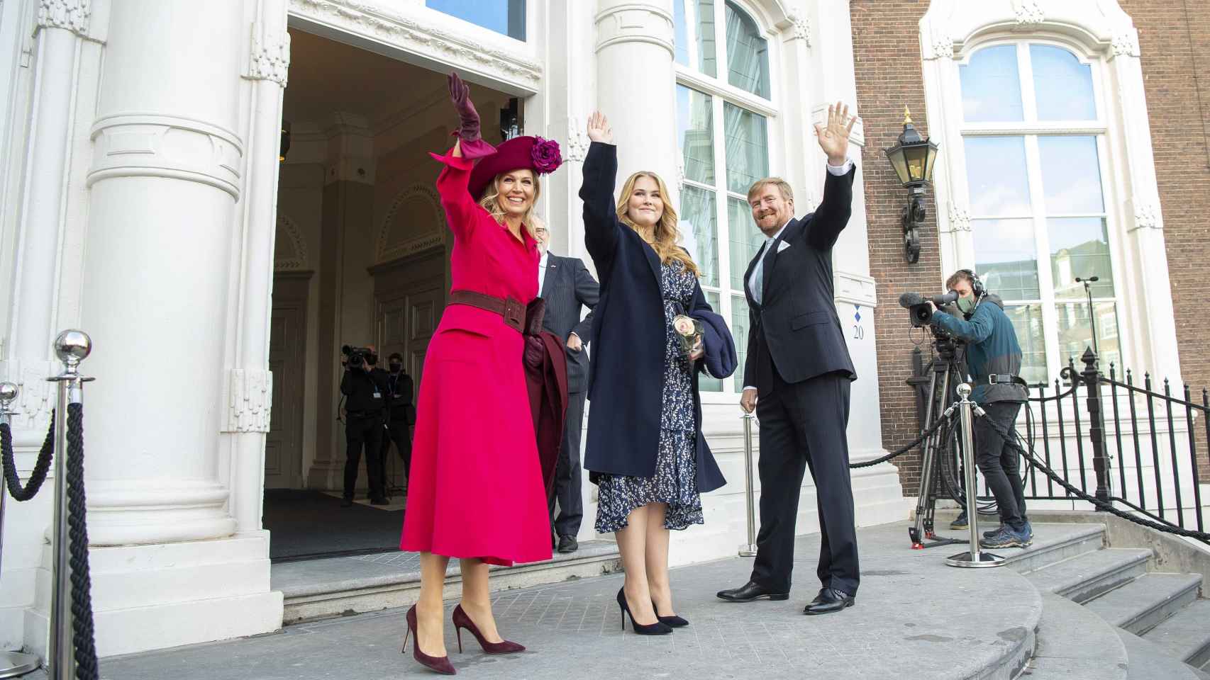 Los Reyes de Holanda y su primogénita, Amalia, a su llegada al palacio Kneuterdijk.