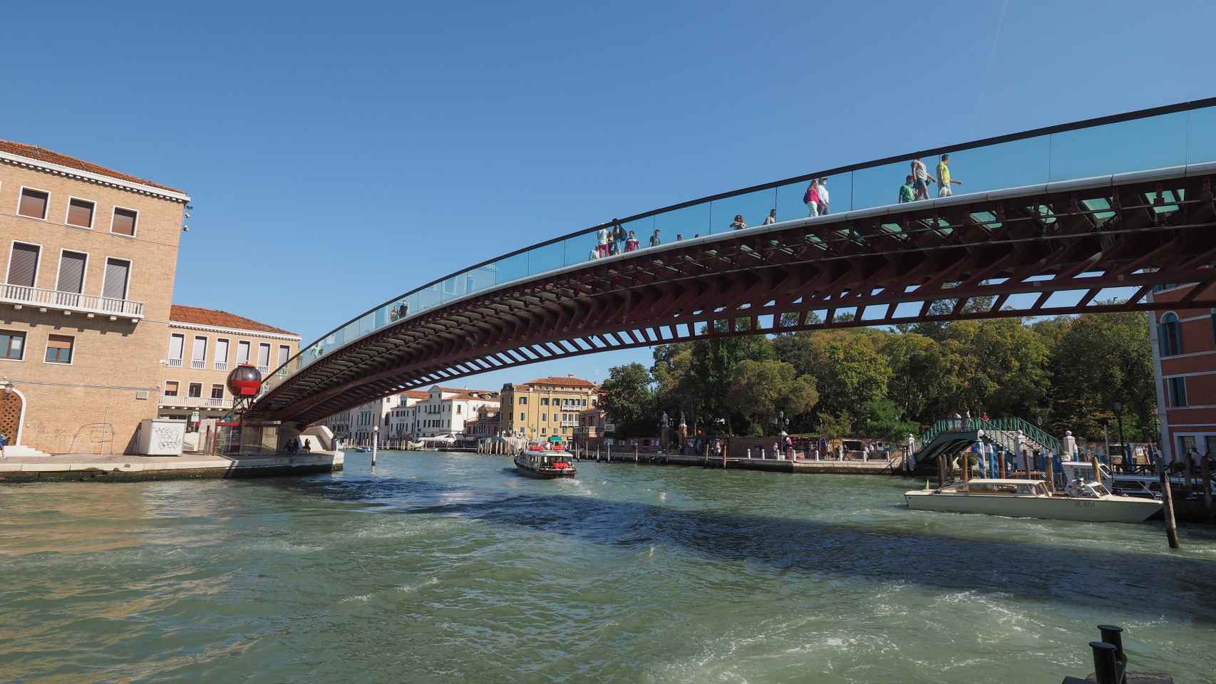 El puente de la Constitución sobre el Gran Canal de Venecia.