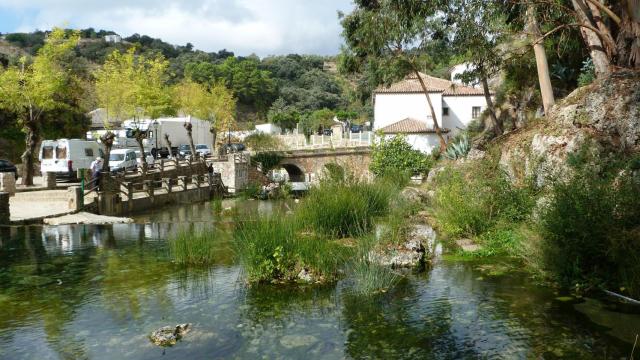 El Genal se deja caer hacia el valle que lleva su nombre atravesando Igualeja.