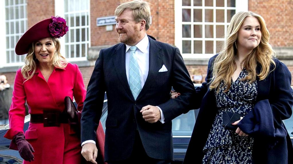 La princesa Amalia de Holanda junto a sus padres, el rey Guillermo de Holanda y Máxima Zorreguieta.