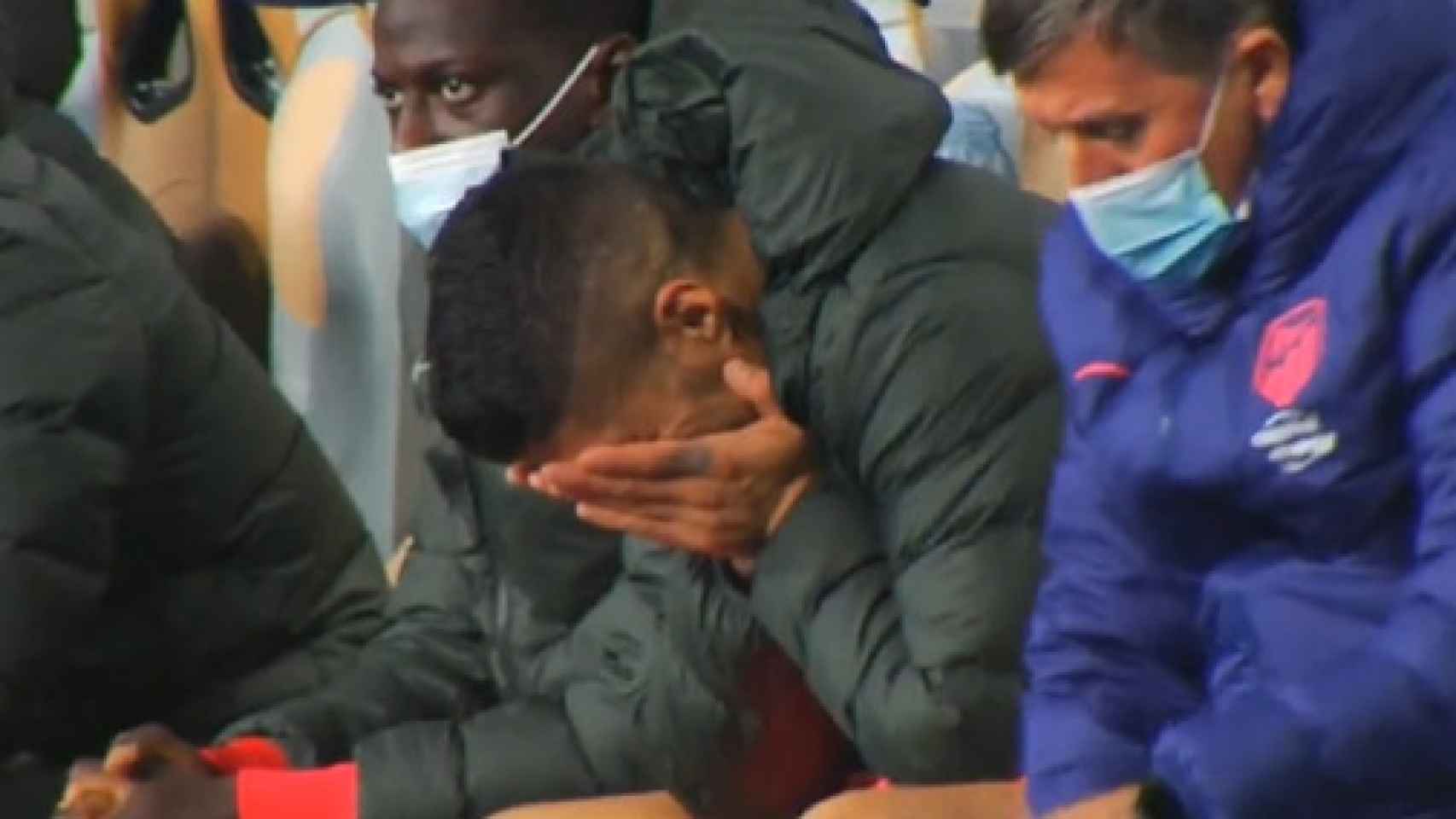 Luis Suárez rompe a llorar en el banquillo