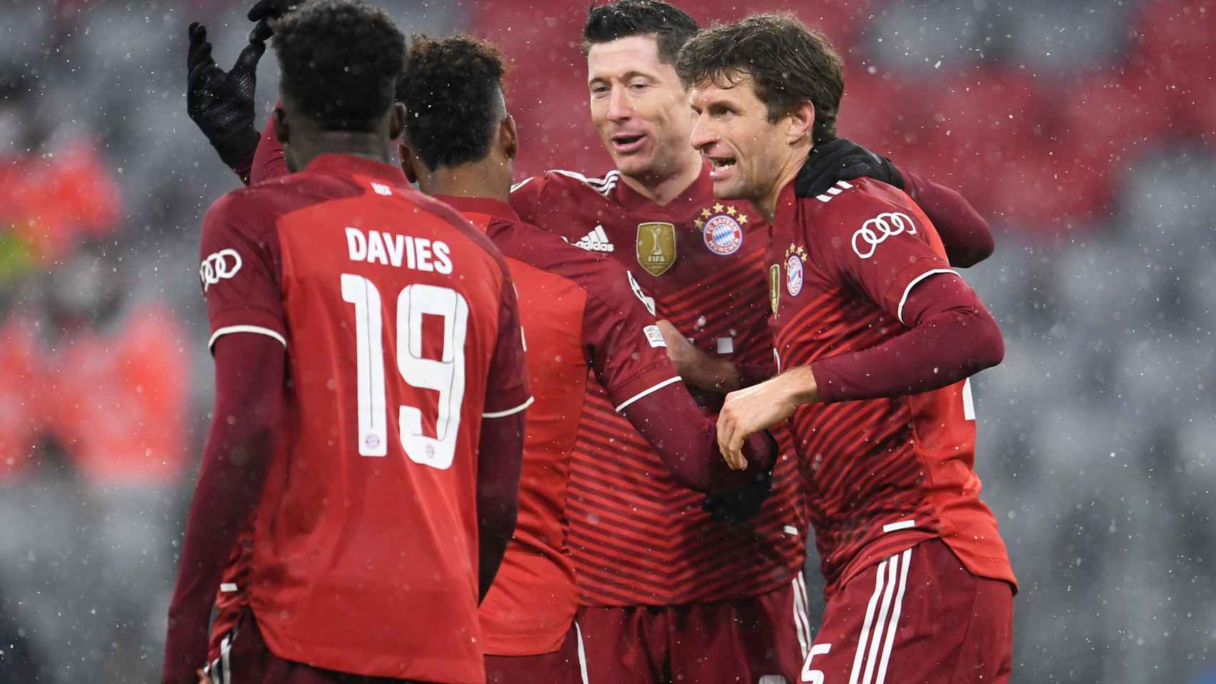 Lewandowski y Müller celebran un gol del Bayern Múnich en la Champions League 2021/2022