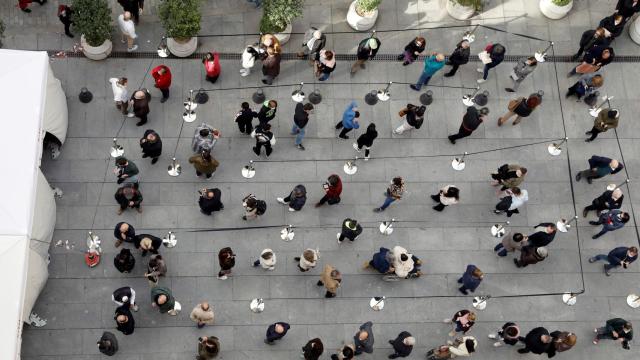 Vista aérea de cientos de personas que acudieron a vacunarse este martes contra la Covid-19 en Valencia.