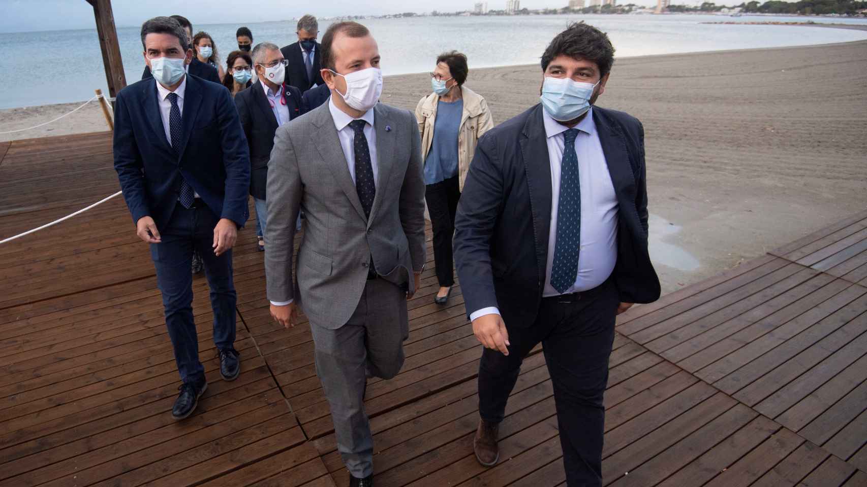El comisario europeo de Medio Ambiente, Océanos y Pesca, Virginijus Sinkevicius, y el presidente de Murcia, Fernando López Miras, en septiembre, en el Mar Menor.