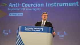 El vicepresidente de la Comisión, Valdis Dombrovskis, durante su rueda de prensa de este miércoles