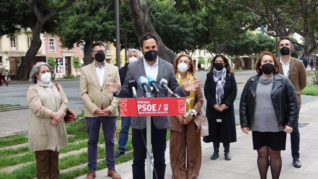 Daniel Pérez junto a ediles del PSOE, en una foto de archivo.