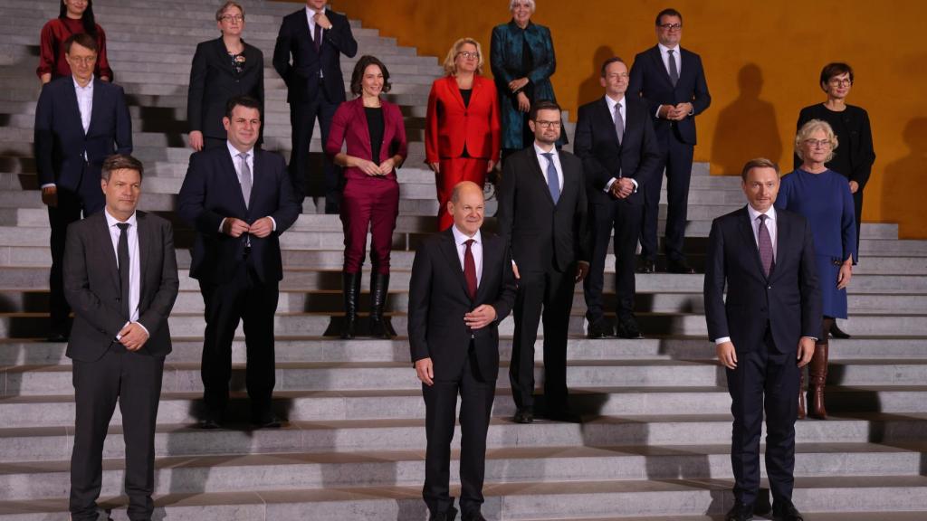 Foto de familia del nuevo gobierno alemán. El vicecanciller y ministro de Economía y Clima, el ecologista Robert Habeck, el canciller alemán, el socialdemócrata Olaf Scholz, y el ministro de Finanzas, el liberal Christian Lindner.