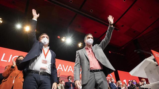 El secretario xeral del PSdeG, Valentín González Formoso, junto al presidente del Gobierno y líder del PSOE, Pedro Sánchez.