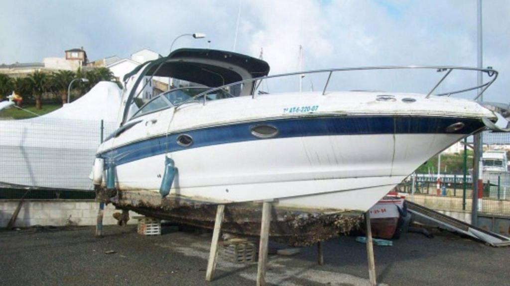 Embarcación abandonada en el puerto de Ribadeo (Lugo) que saca a la venta Portos de Galicia.