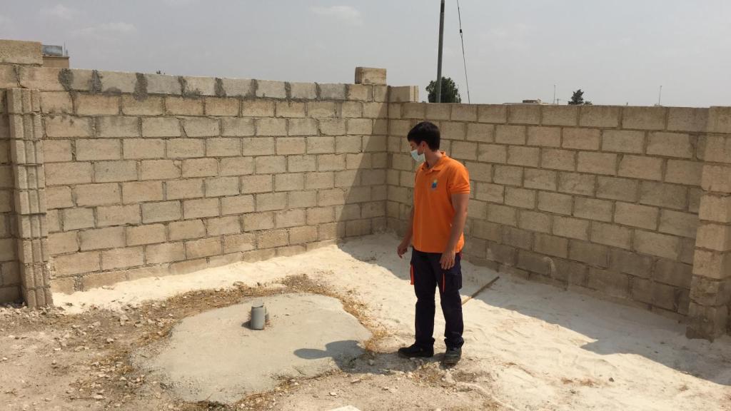 Trabajador en el desarrollo del proyecto en la localidad de Al Sarhan.