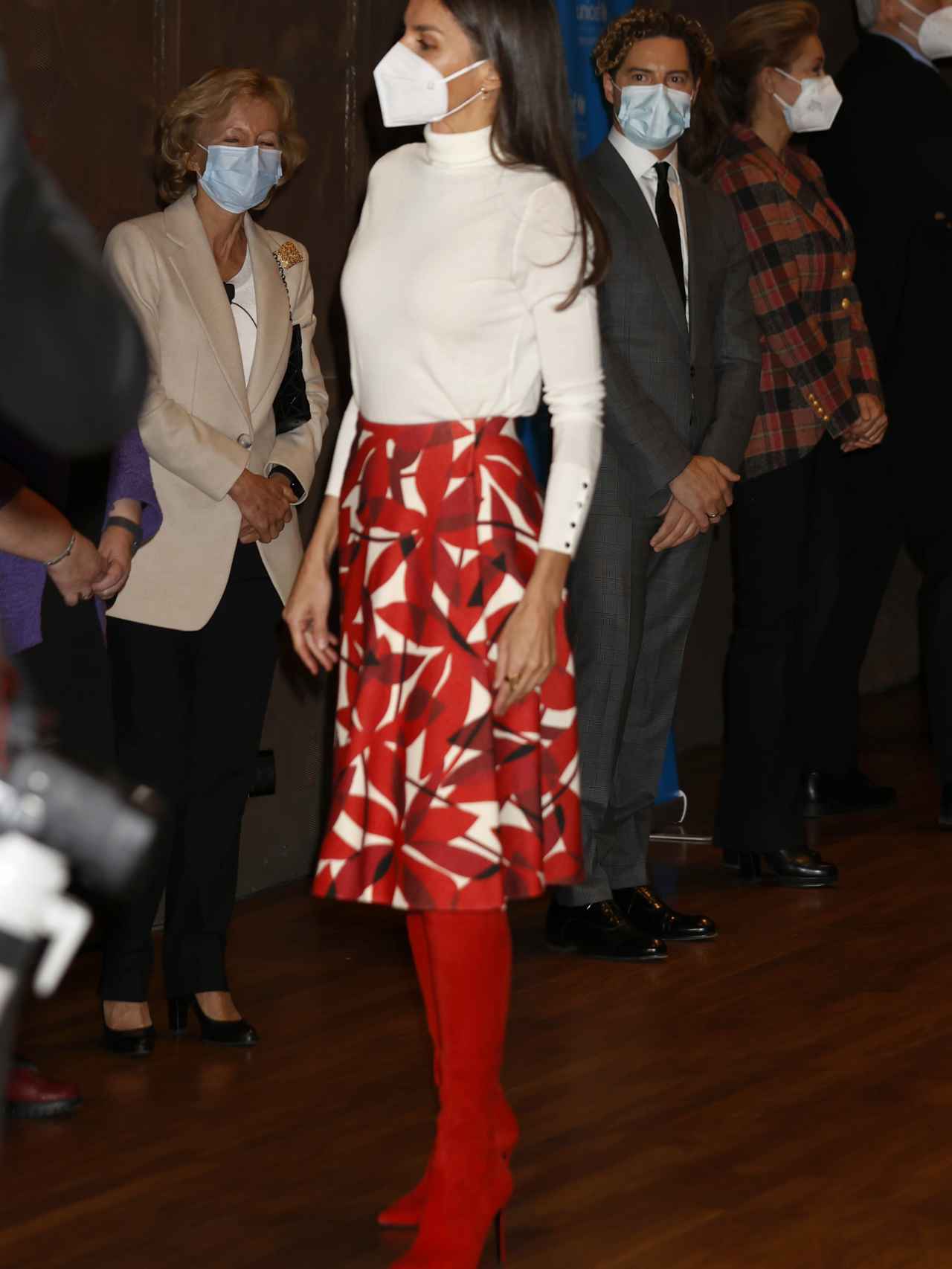 La reina Letizia con falda de Carolina Herrera.